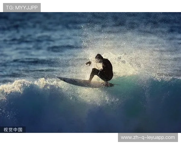 冲浪选手抓到完美浪头顺势滑行 冲浪选手抓到完美浪头顺势滑行